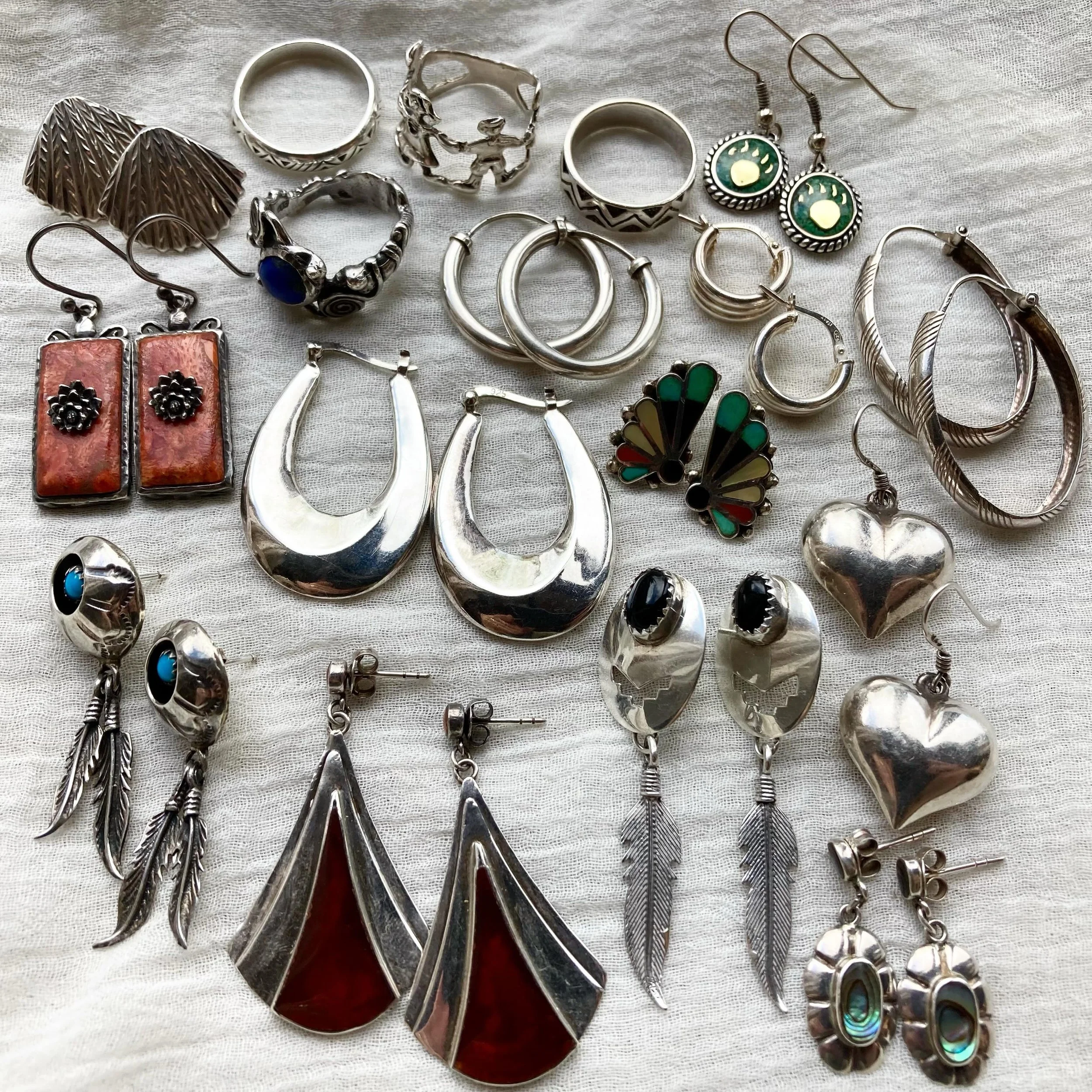 Another little collection of unique vintage treasures just added ✨ Lots of beautiful earrings and some fab Southwestern pieces too 😍

Hope you&rsquo;re all enjoying the sunshine!! ☀️ 

Find all these and more online now 🌞🦋🌿

#bohemianjewellery #v