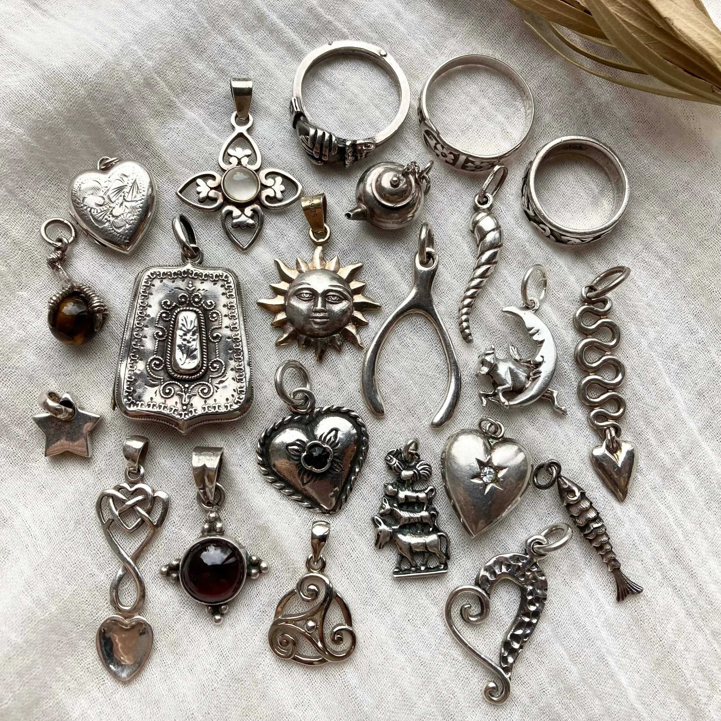 Another little collection of beautiful pieces just added 🤩 Happy Sunday folks, hope you&rsquo;ve had a restful and peaceful day &hearts;️🙏🏼✨

#vintagejewellery #whimsicaljewellery #silverjewellery #dreamyaesthetic #witchythings