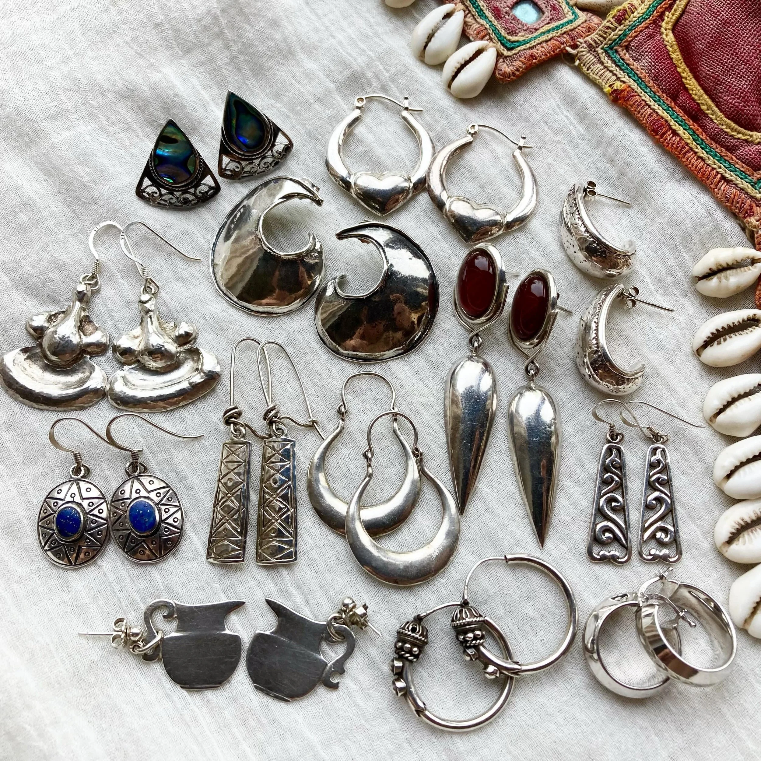 A little collection of beautiful unique treasures just listed ✨🌿 All 925 sterling silver and handpicked with love as always &hearts;️ You can find them all online now! 🌙✨

#bohemianjewellery #bohojewelry #silverjewellery #vintagejewellery #jeweller