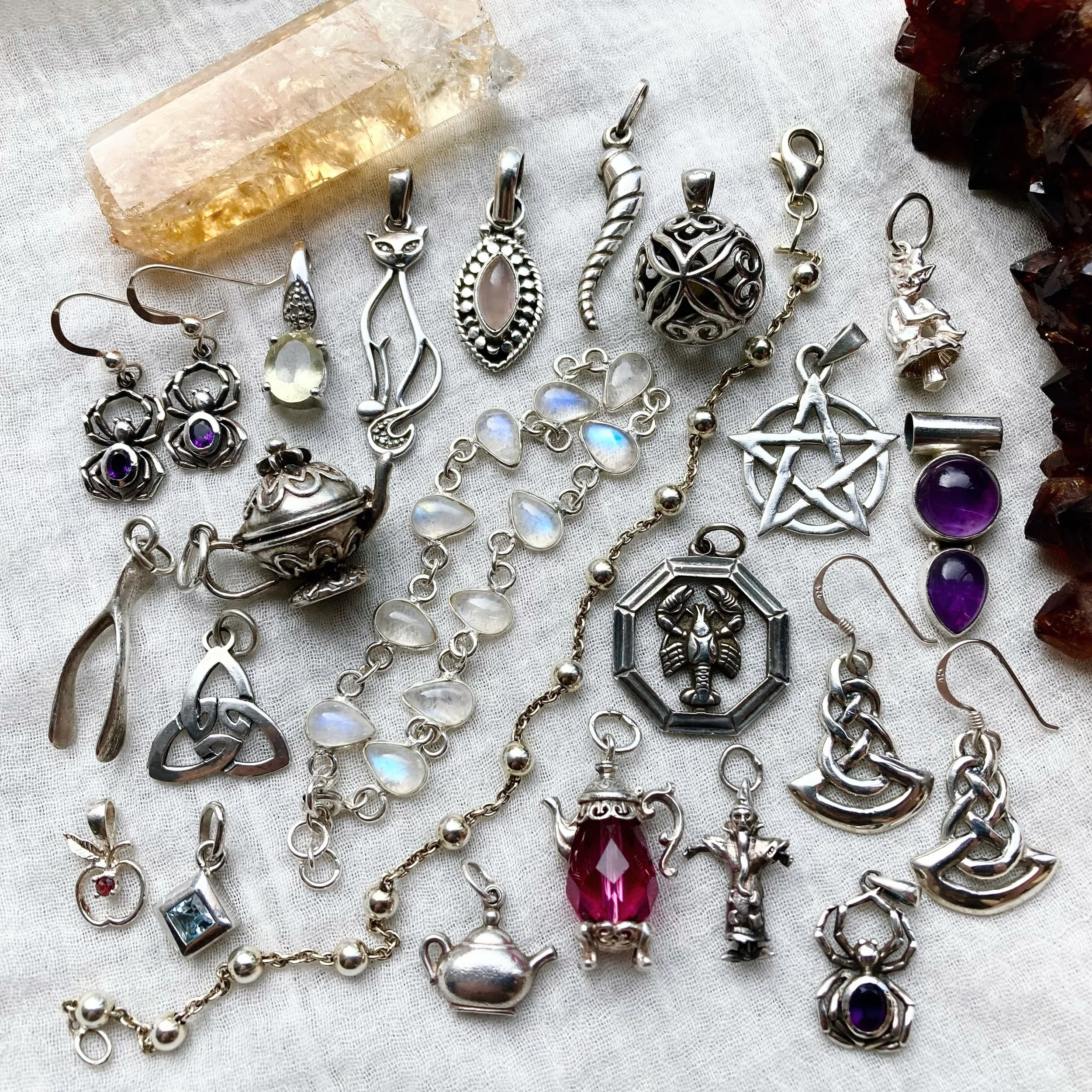 Today&rsquo;s offering is this little bunch of whimsical dreamy finds ~ teapots, wizards, wishbones, cats and spiders! 🐈&zwj;⬛🌙✨ And some really beautiful crystals too 💫

All 925 sterling silver, handpicked with love and intention 🙏🏼

All availa