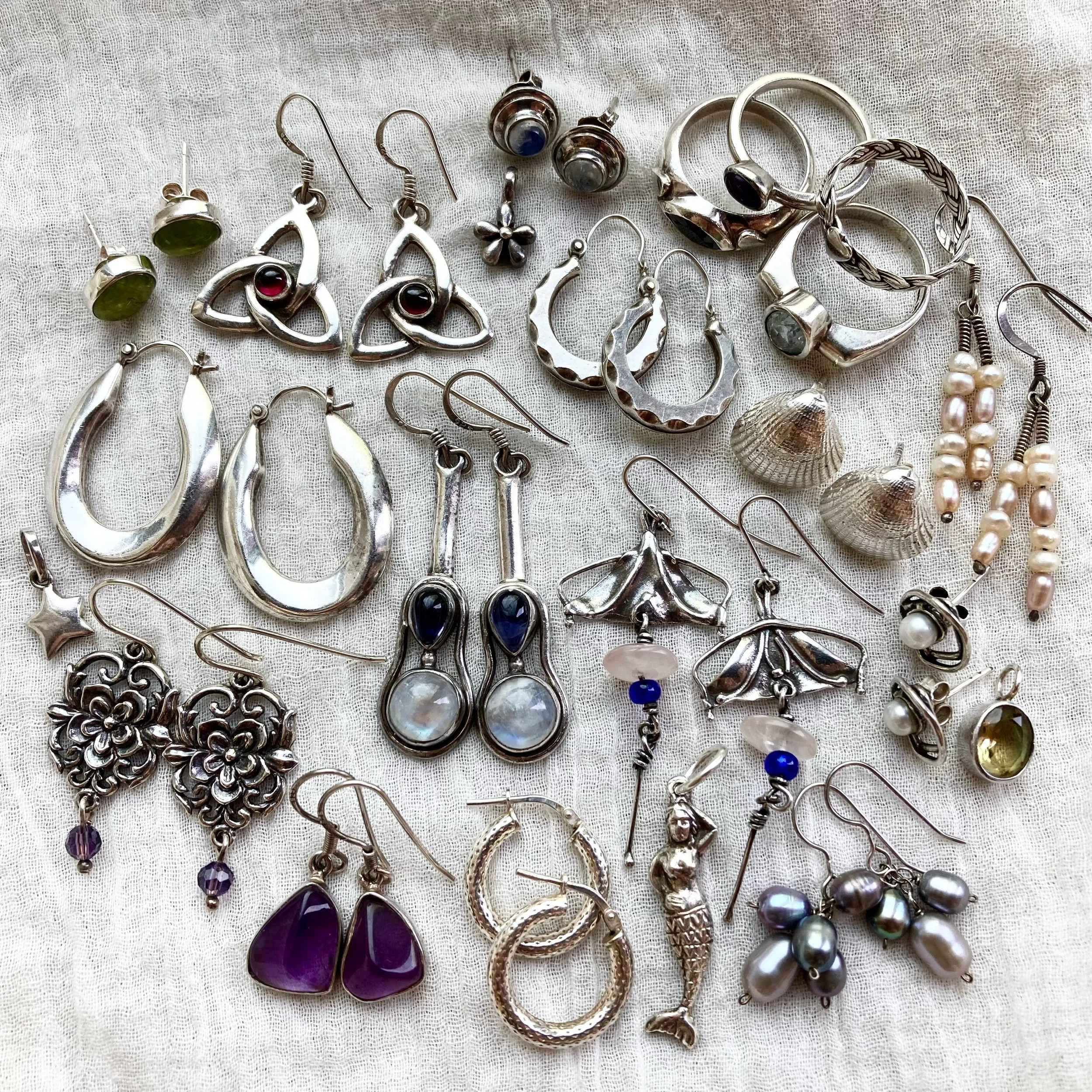 The dreamiest collection of vintage finds ✨ always lovingly and individually handpicked by me (definitely my favourite part of the job!!) 🤗 

Lots of really beautiful earrings, some gorgeous rings and some cute little pendants too 🦋

All available 