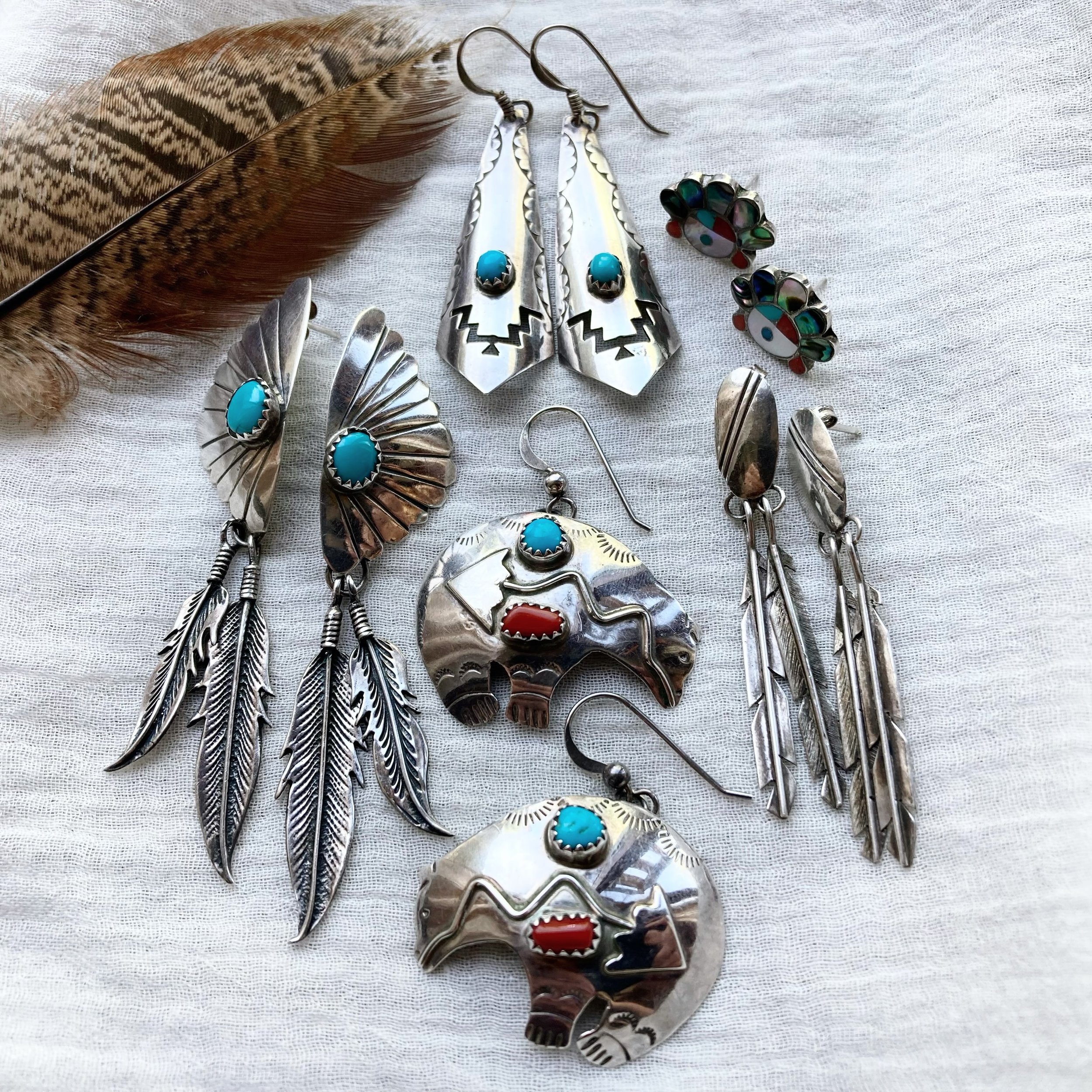 Another little bunch of beautiful Southwestern treasures just listed 🪶 🌵🌞 

All vintage sterling silver with natural stones ✨ 

Available online now! 🌿

#southwesternjewelry #vintagejewellery #festivaljewellery #nativeamericanjewellery #handpicke