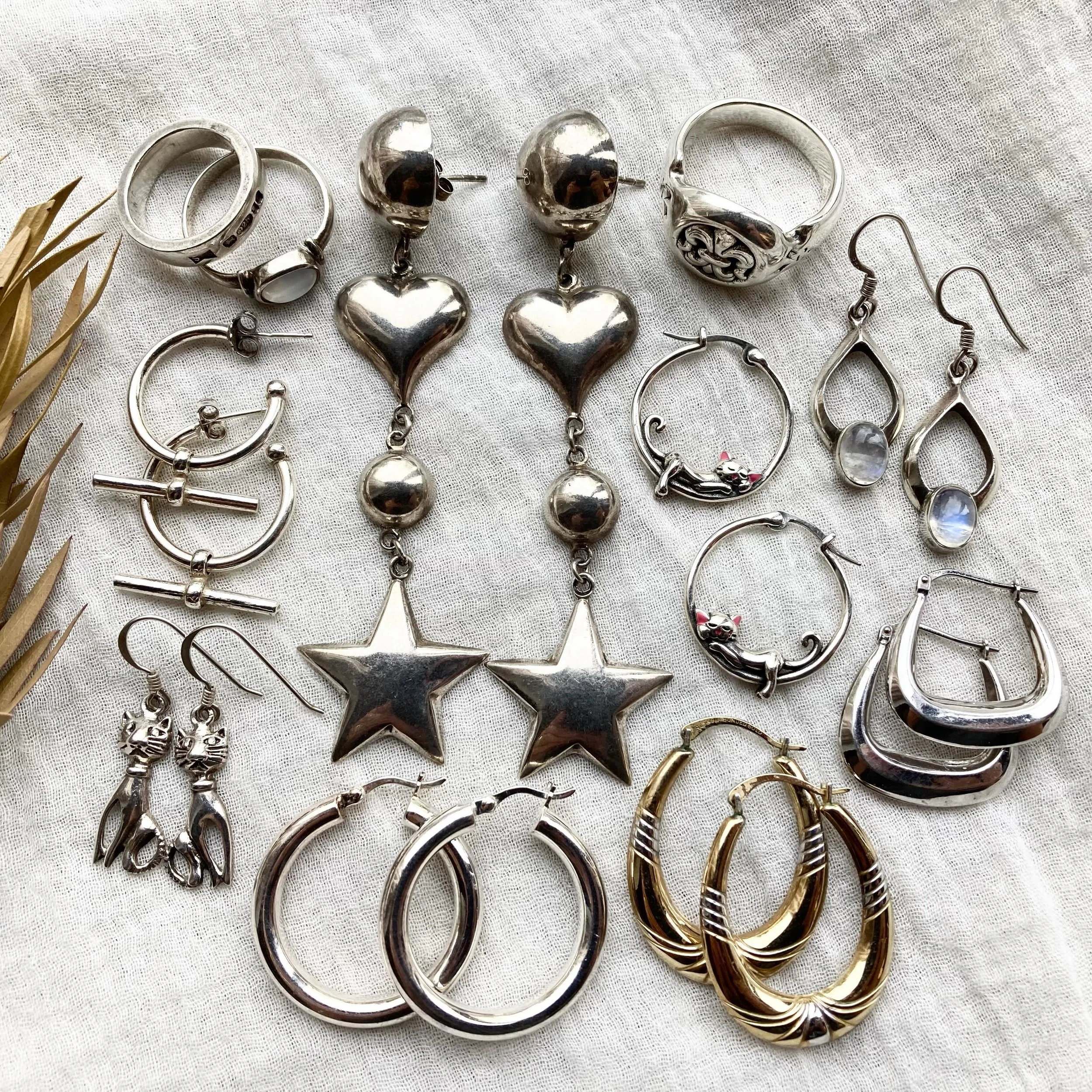 Today&rsquo;s bunch of treasures ✨&hearts;️

The puffy heart and star earrings are 🔥 and the cat earrings are so adorable 🙈 And I&rsquo;m a bit in love with those T-bar hoops too ~ the perfect everyday staple pair of earrings! ✨

All of these and s