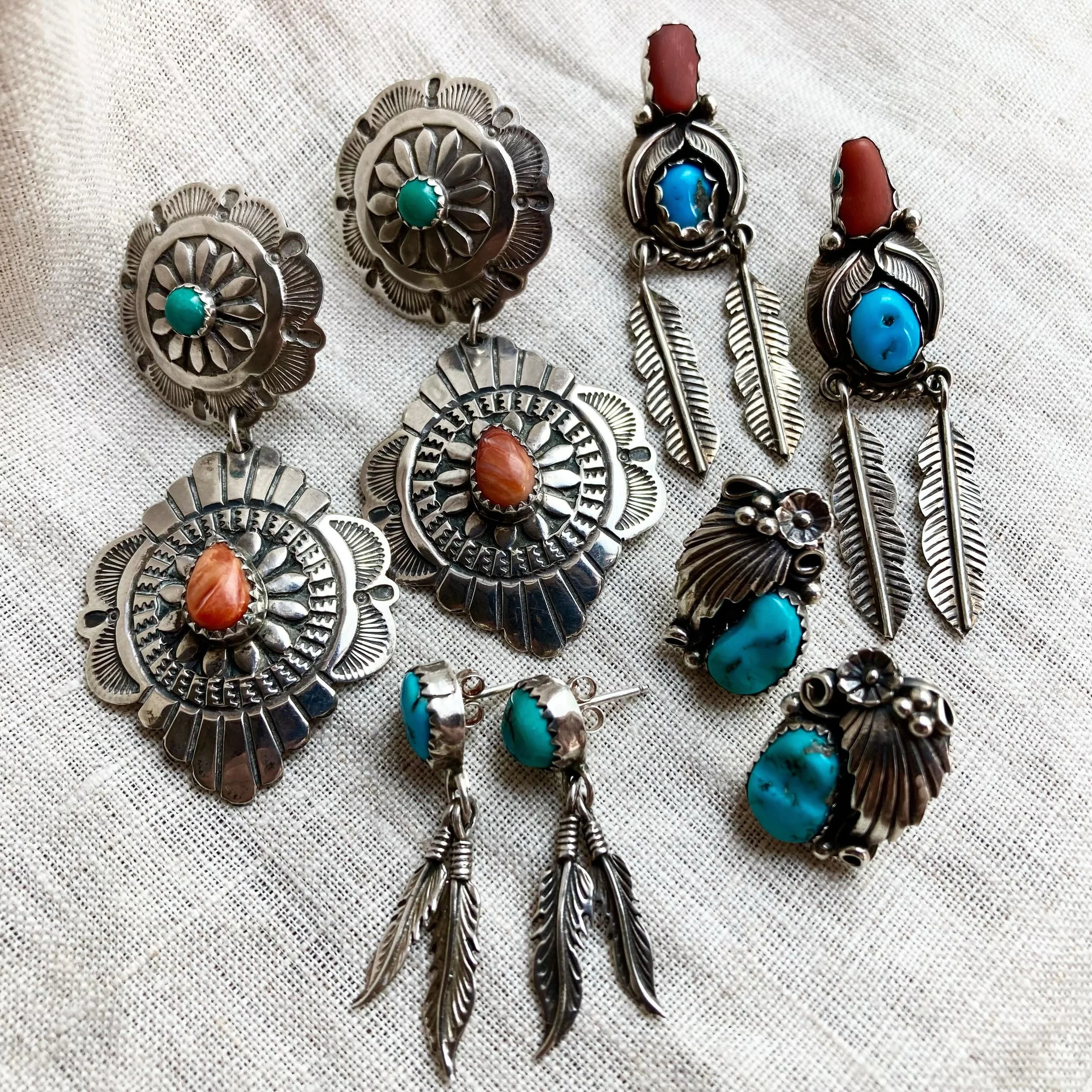 A little collection of some absolutely HEAVENLY Navajo and Southwestern pieces 🤩 Vintage, sterling silver, natural turquoise 👌🏼

All online now ~ and quick before I keep those concho earrings 🙈✨

#navajojewellery #southwesternjewelry #turquoiselo