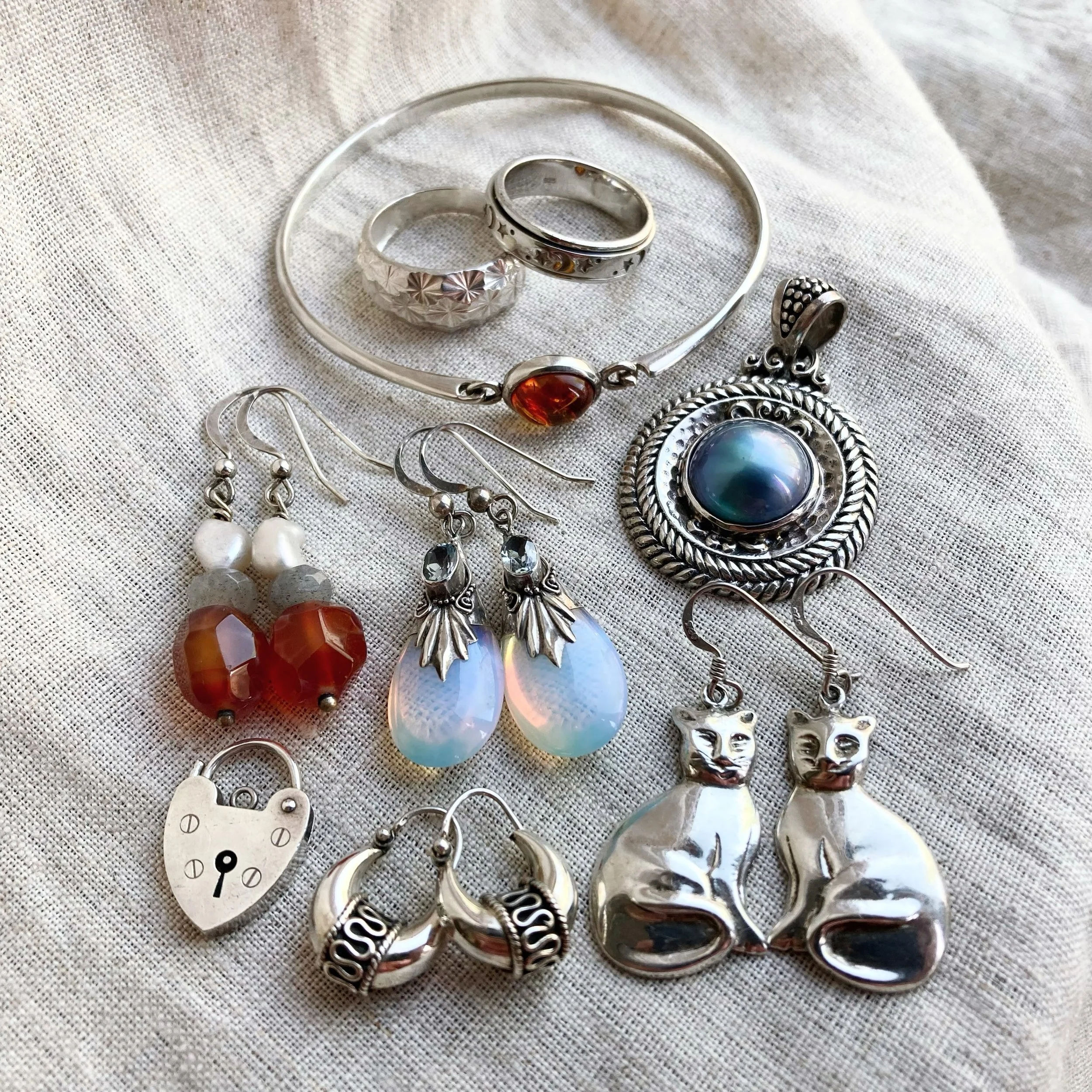A few dreamy treasures for this beautiful sunny Saturday ✨🌞 As always, all 925 sterling silver with only one of each piece available (which I think makes them extra special!! 😍) 

Find them all online now ~ happy weekend folks! 🙏🏼

#dreamyaesthet