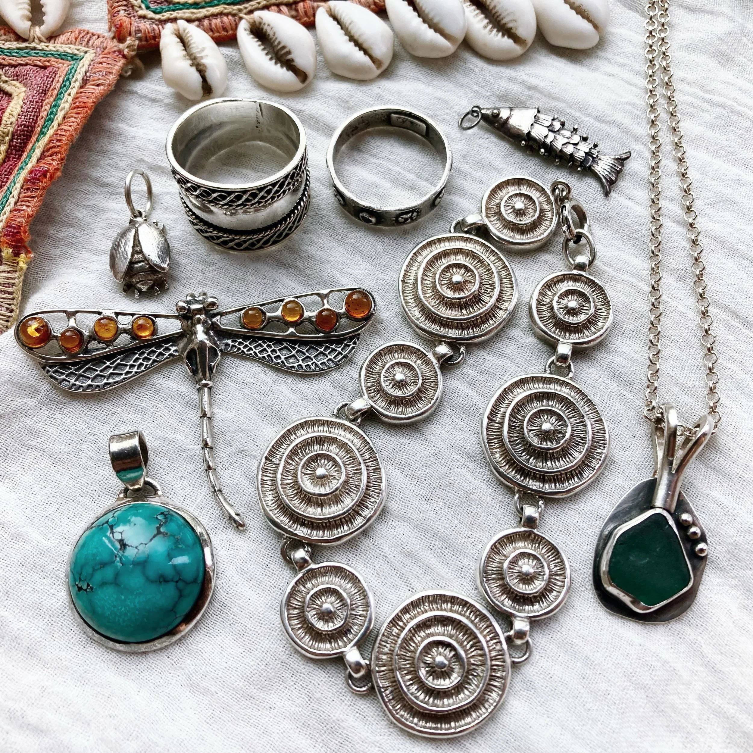 A little handful of beautiful pieces from a recent sourcing trip ~ went somewhere new and found lots of lovely things 😍

All sterling silver as always ✨ Find them all online now! 🙏🏼🌞

#silverjewellery #bohemianjewels #summerjewellery #vintagejewe