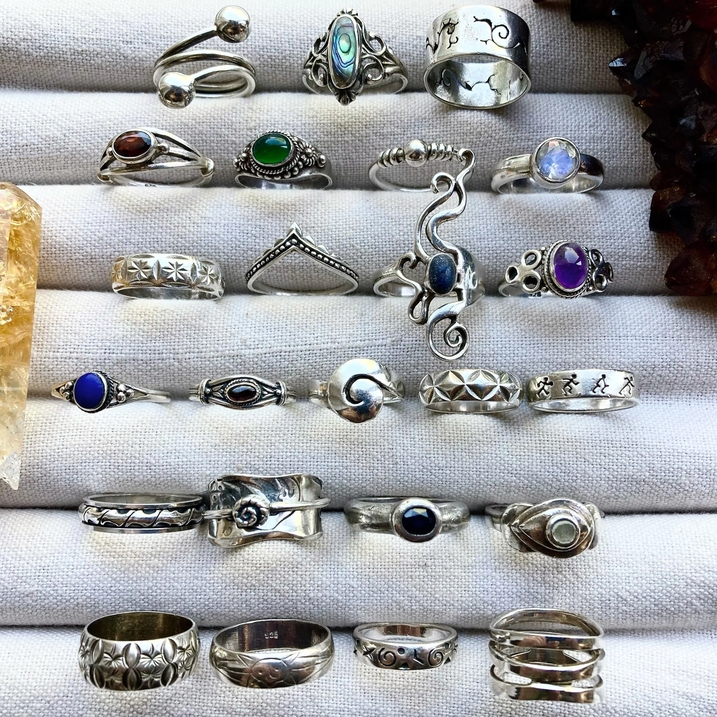 Something for all the ring lovers! 🤩

24 beautiful vintage sterling silver rings just added ~ in all different styles, shapes and sizes 🙏🏼✨ Some dreamy stones and crystals, chunky engraved band rings and some wonderful spinners too 🌀 

Hope you s