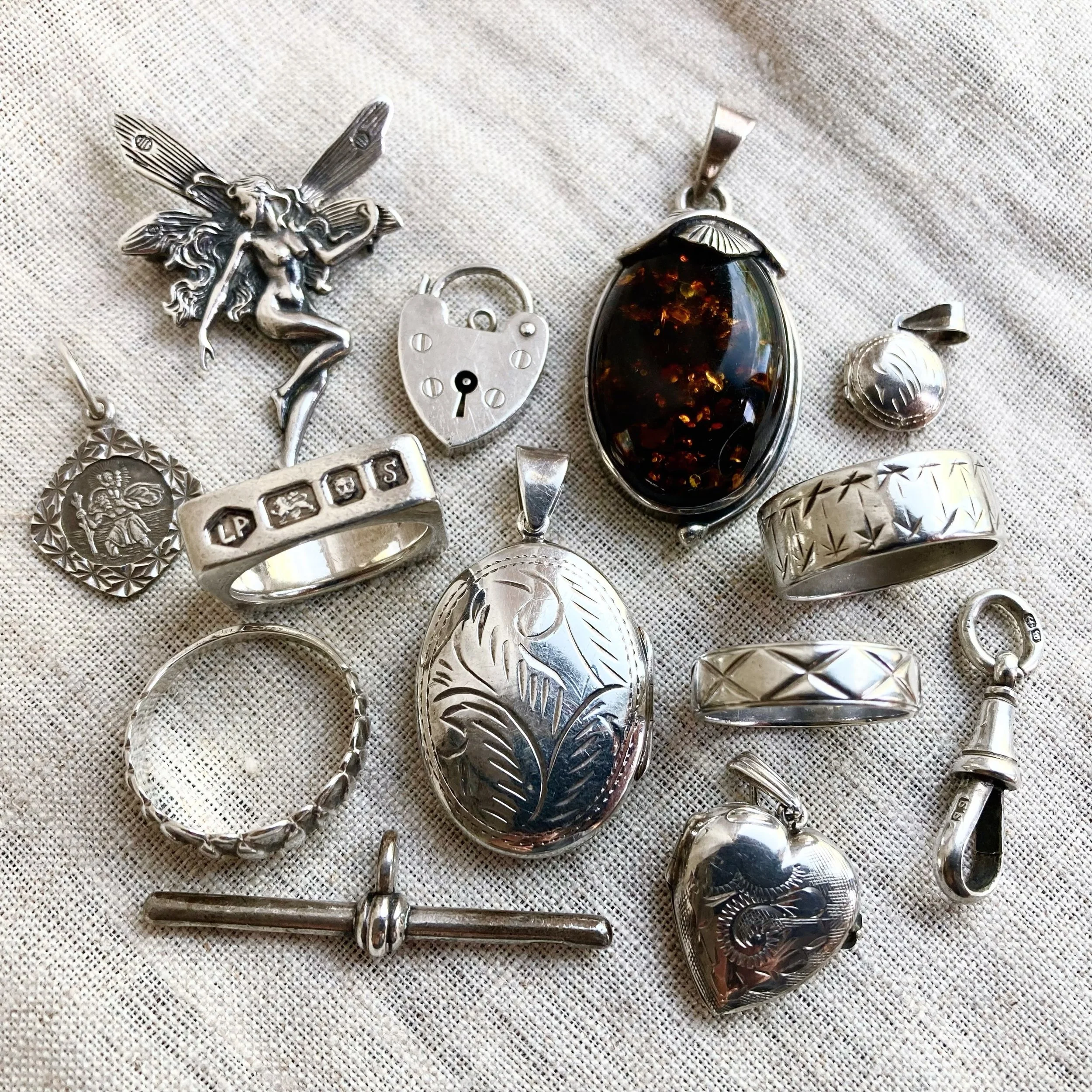 A little collection of timeless vintage silver treasures just added 🌿 My favourite is definitely that big chunky hallmark ring (I&rsquo;m such a sucker for nice hallmarks 🙈😍) Anyone else?! 

All online now! ✨

#vintagesilverjewellery #jewellerycol