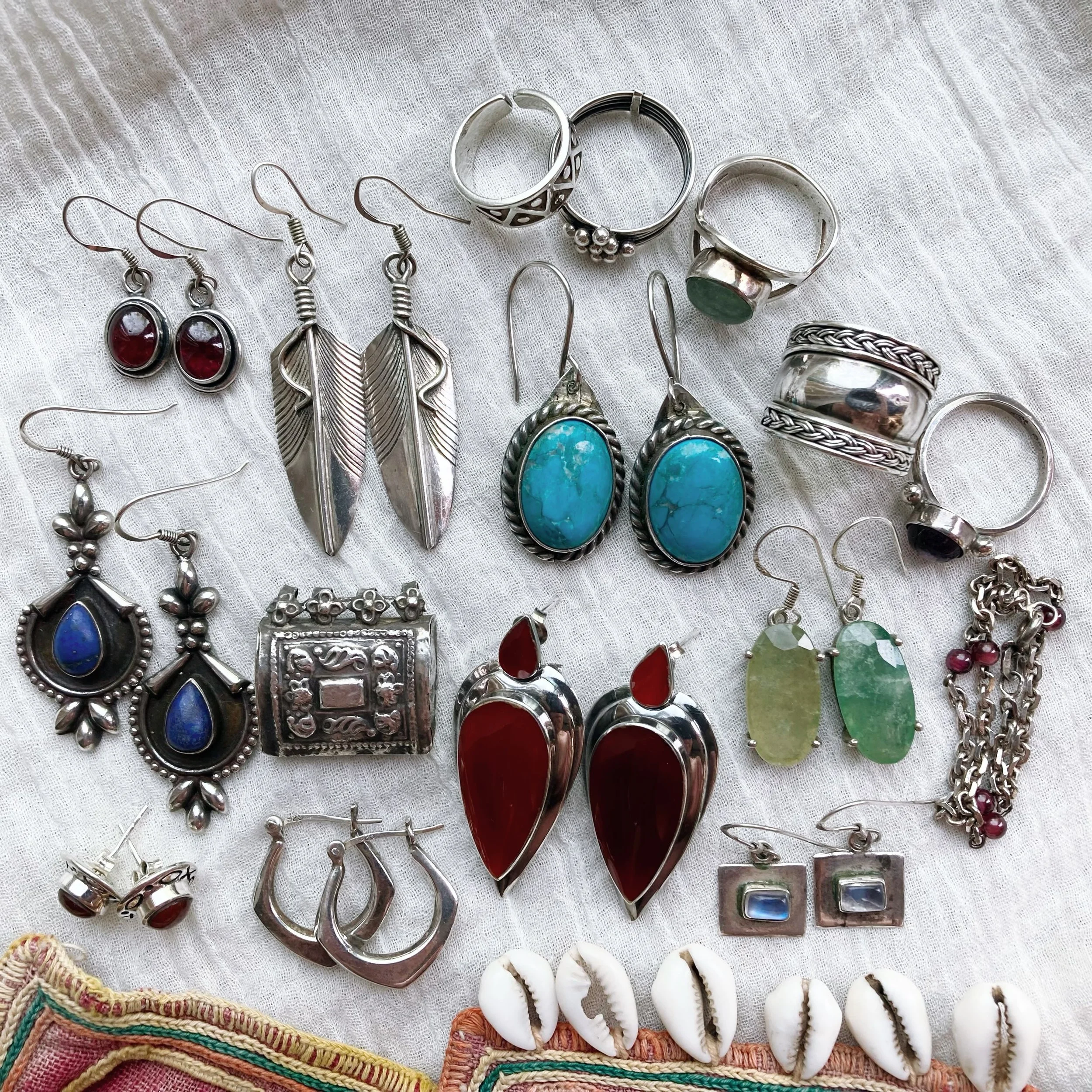 Today&rsquo;s offerings 🙏🏼 This beautiful bunch of treasures! Featuring some wonderful statement earrings, gorgeous stones and some lovely rings too 😍✨ 

All available online now! 🌀🌿

#silverjewellery #vintageearrings #bohemianjewels #festivalje