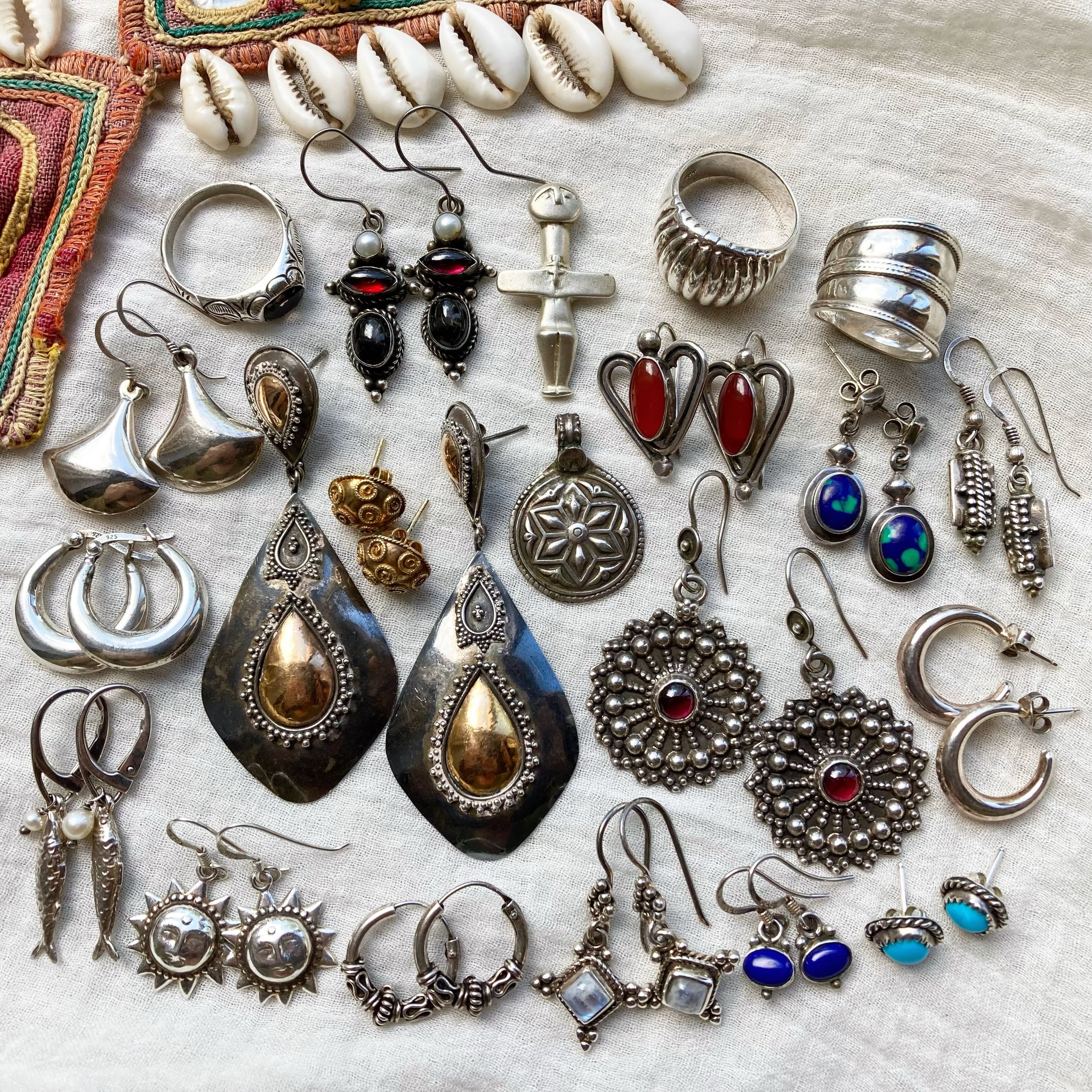 A little surprise collection of some of my absolute favourite recent finds! 😍 Soooo in love with the big Balinese silver and gold earrings, and love the little suns and dangly fish so much too (if only o could keep everything!! 🙈)

All available on