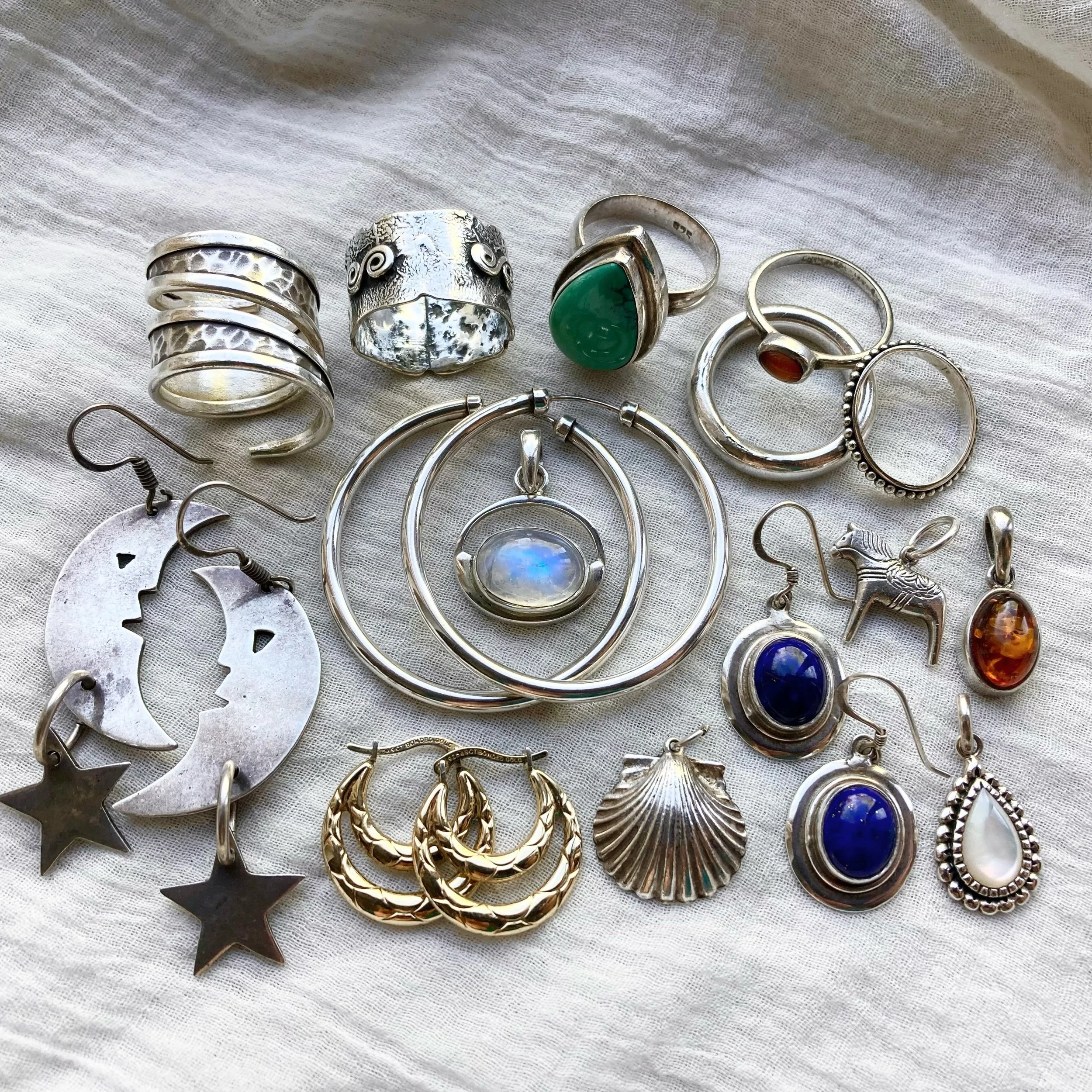 Today&rsquo;s offerings is this lovely little bunch of 15 beautiful vintage treasures 🤗 

Totally in love with the big Mexican solid silver moon earrings, and there&rsquo;s some wonderful rings too 🌀 

As always, everything is 925 sterling silver w