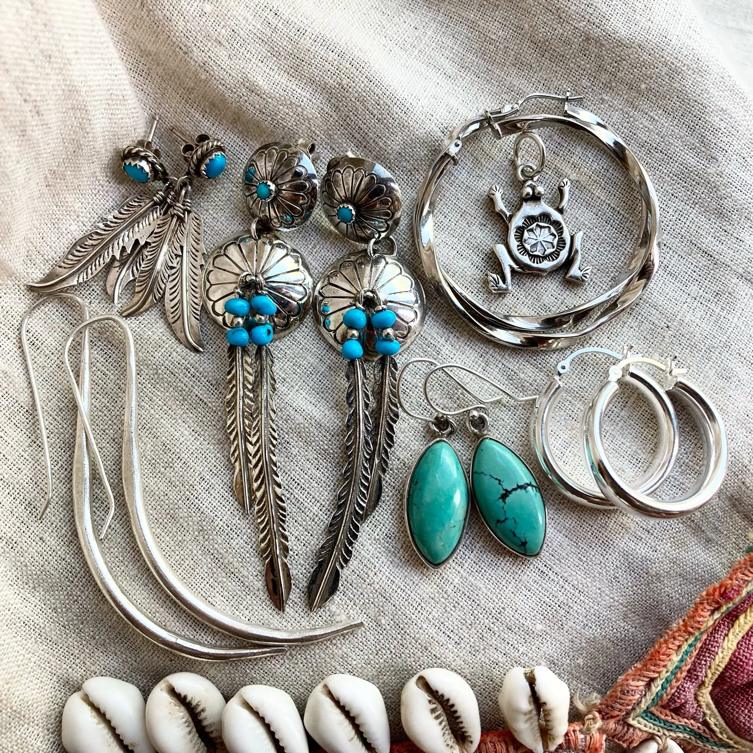 A small little bundle of treasures just added 🪶 🌵 how cute is the frog?! 🙈

All 925 sterling (apart from the Hill Tribe earrings which are 99.9% pure silver) 👌🏼

Available now! Happy Wednesday folks &hearts;️

#southwesternjewelry #bohemianjewel