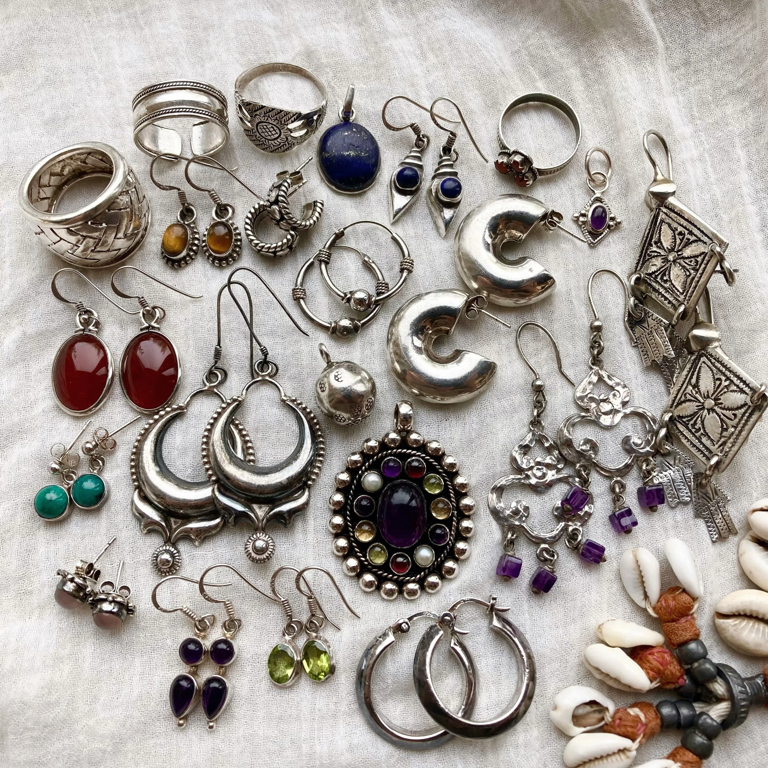 Extra special vintage jewels just added! 🤗 

Some of my absolute favourites from my last sourcing trip ~ wonderful statement earrings, pretty gemstones and some amazing rings too 🌀 

I really hope you like them as much as I loved finding them ☺️ Fi