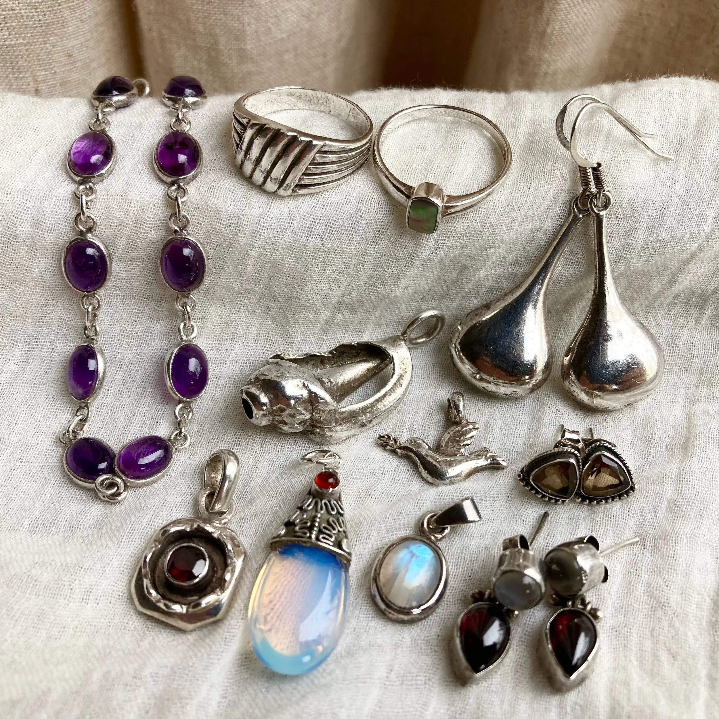A sweet little collection of pretty vintage treasures just added ✨☁️🌿 My favourite has to be the heavy cast shell pendant ~ it&rsquo;s so beautiful! 🐚 

All 925 sterling, handpicked with love as always ☁️🙏🏼 

Find them all online now 🌙

#dreamya
