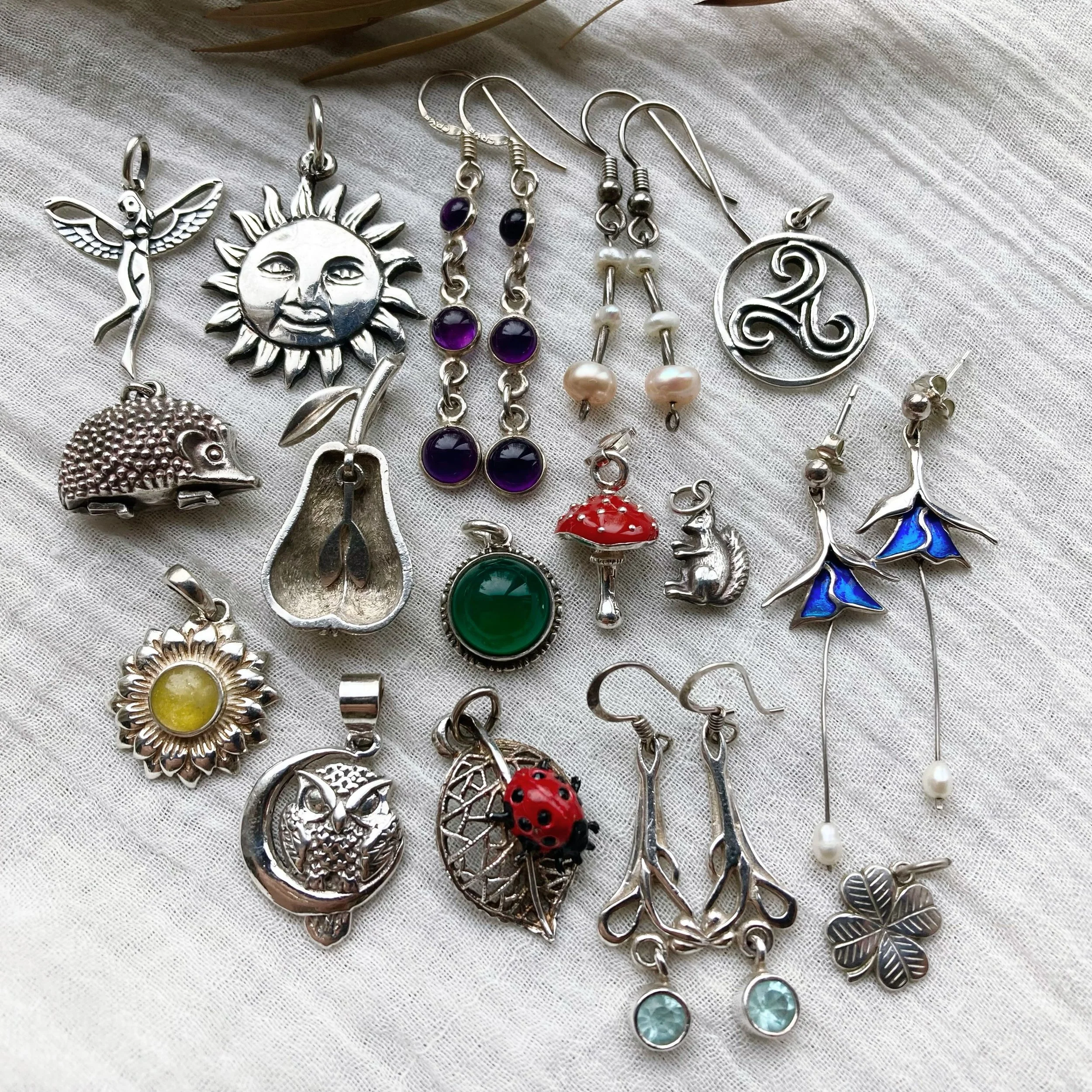 Another little collection of whimsical vintage treasures just added! 🍄🍂🪾

How cute is the little hedgehog?! 🦔 

The perfect pieces to complete your autumnal outfits! Find them all online now 🍁🍃

#autumnjewellery #whimsicaljewellery #autumnoutfi