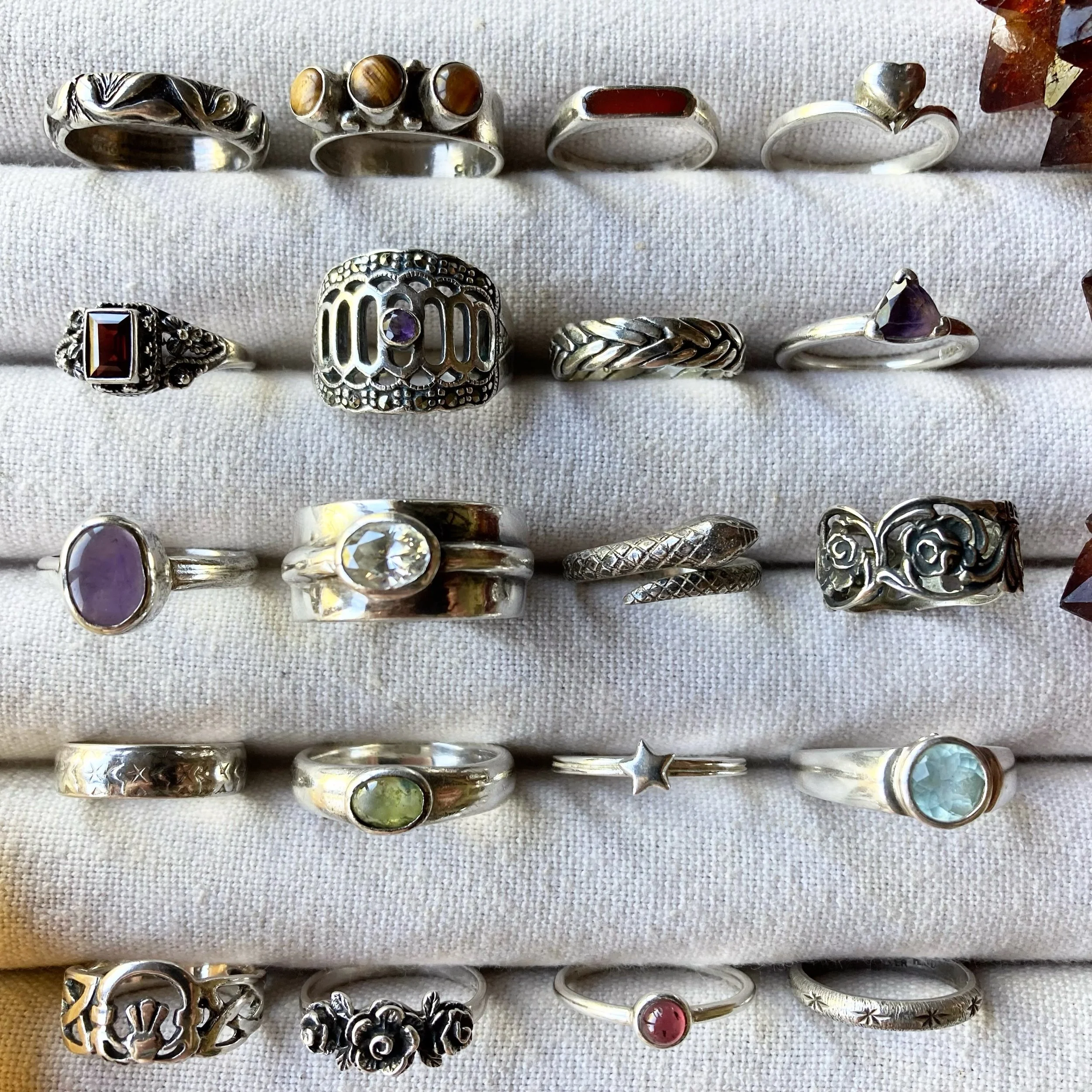 Another 20 beautiful sterling silver rings just added 🌙✨ Lots of dreamy stones and crystals in this collection 🤩 

All different styles and sizes, with just one of each available as always 🙏🏼🍃🌞

Find them all online now! 🍂

#vintagesilverrings