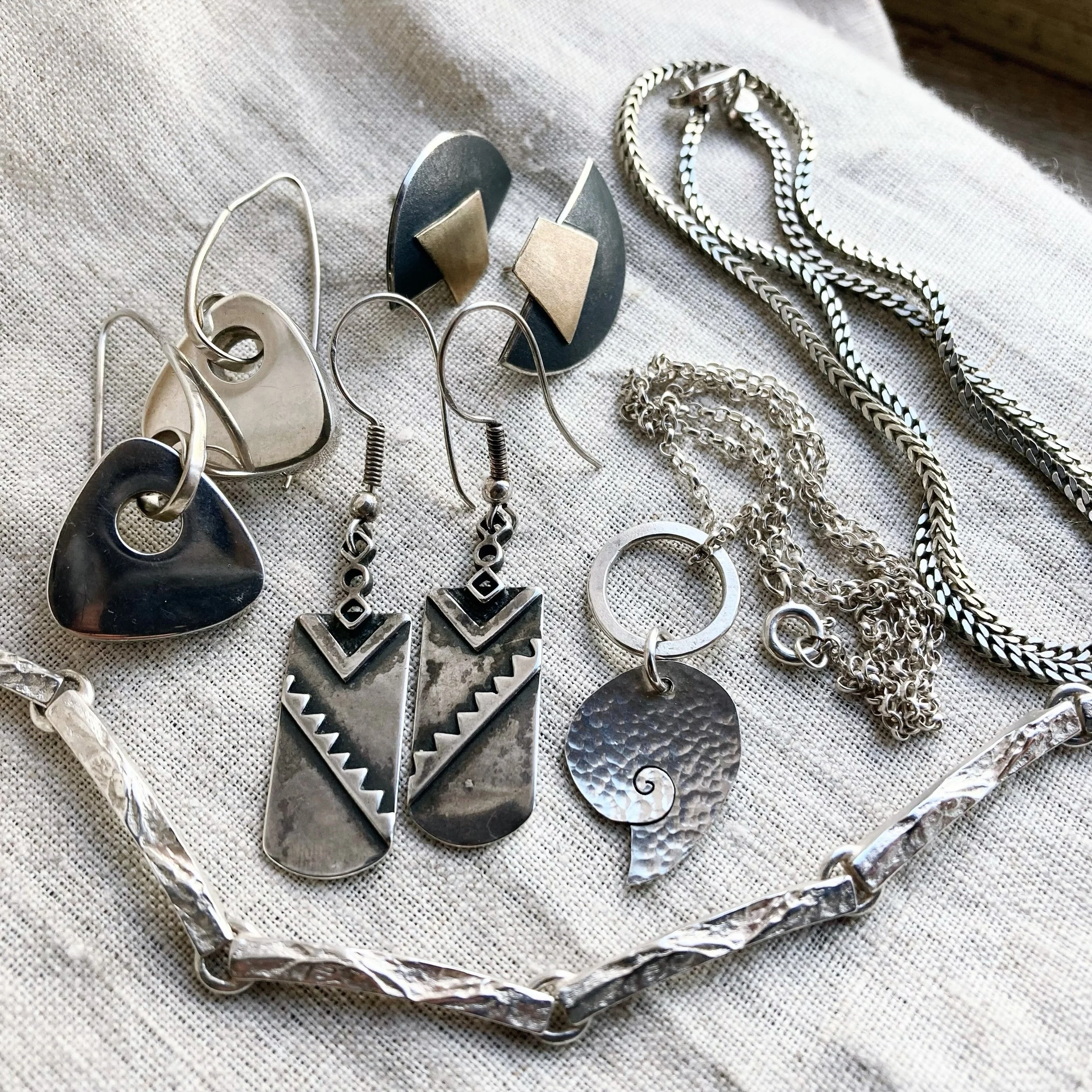A few unique silver treasures just added ✨

Online now! 🍃

#vintagesilverjewellery #modernistjewellery #jewelleryinspo #vintagejewelry #jewellerycollection