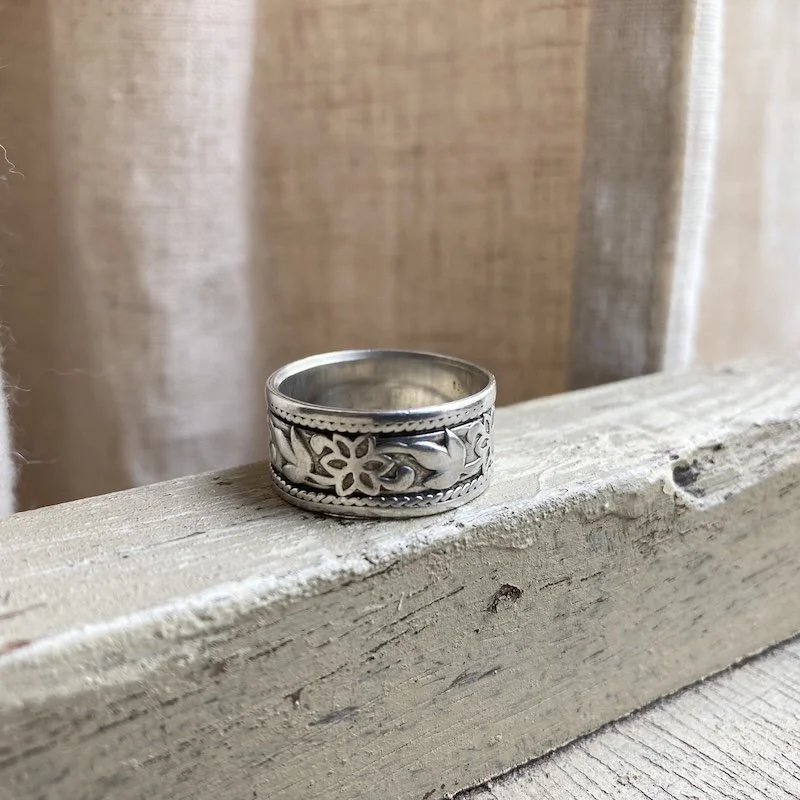 vintage solid silver floral patterned band ring 1.jpeg