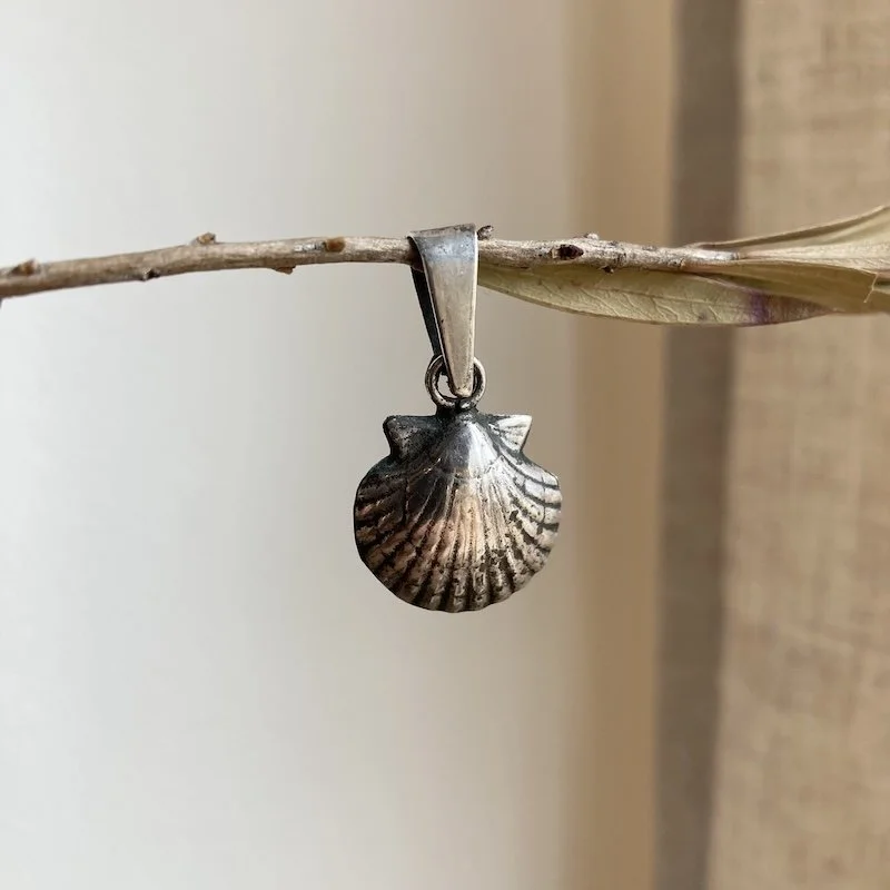 vintage sterling silver scallop shell pendant 4.jpeg