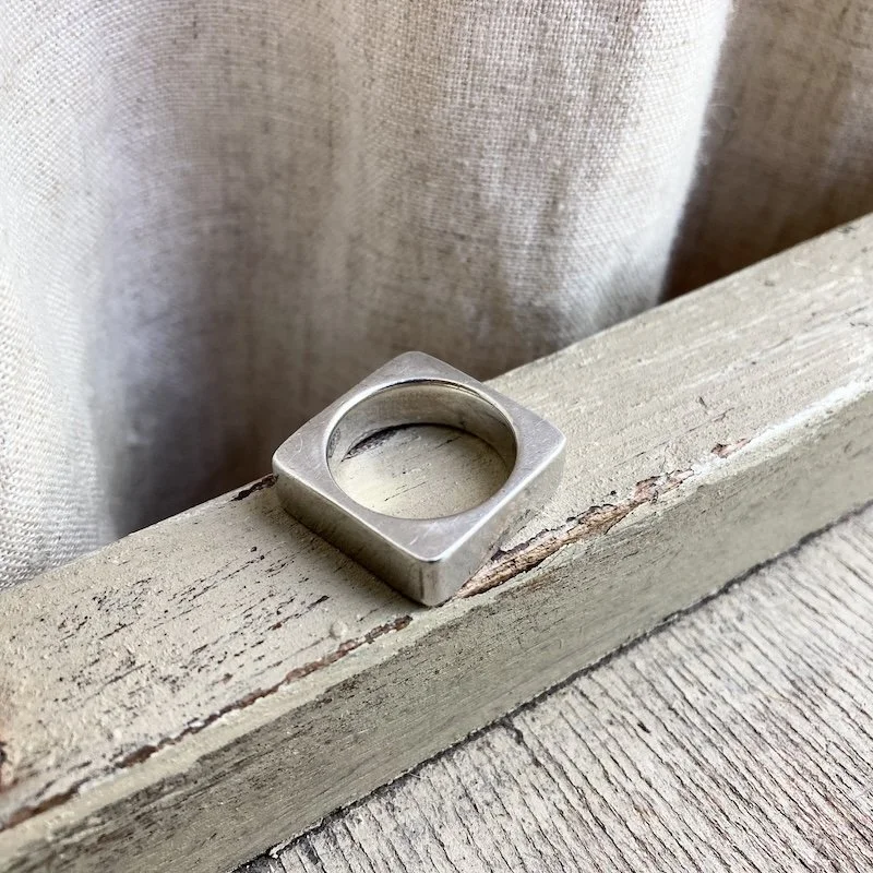 chunky heavy solid silver hallmark ring 3.jpeg