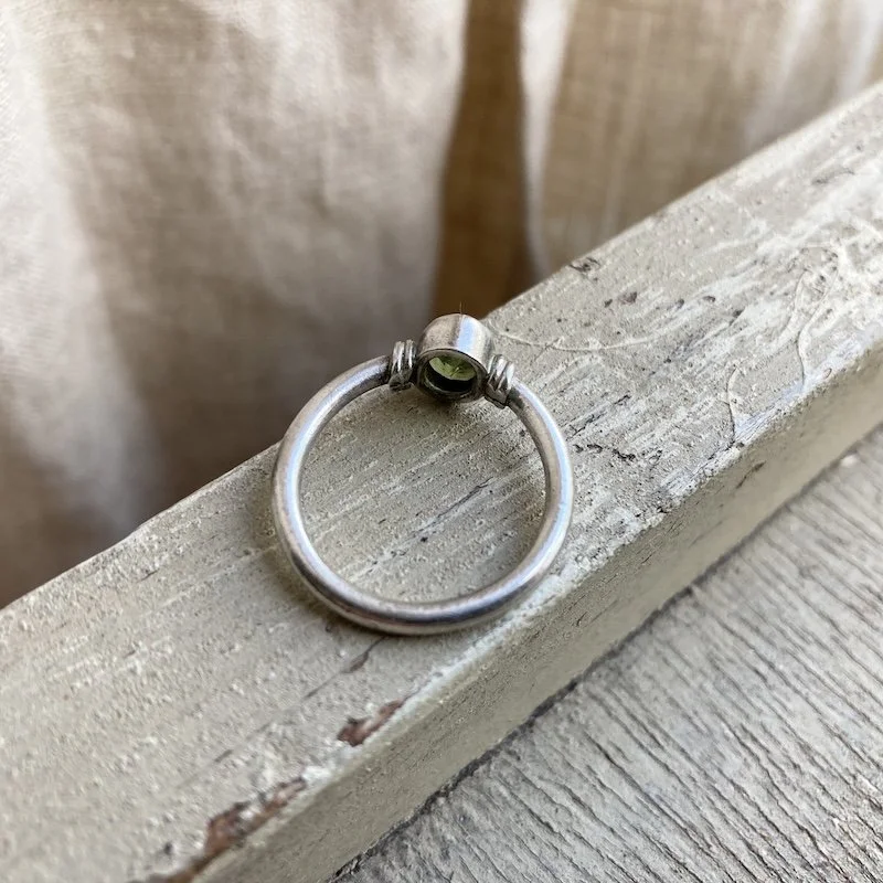 dainty vintage sterling silver peridot ring 3.jpeg