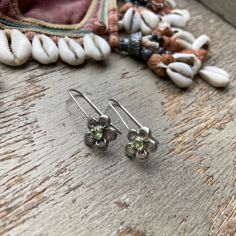 vintage sterling silver peridot flower earrings 1.jpeg