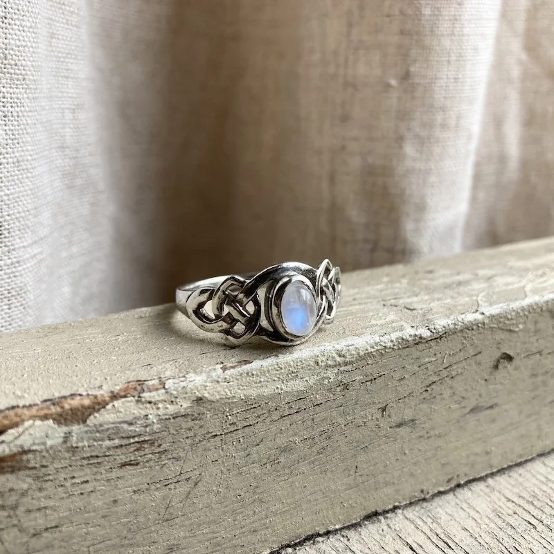 Beautiful Vintage Sterling Silver Rainbow Moonstone Ring R1/2