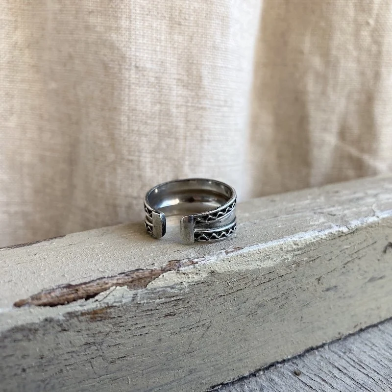 vintage sterling silver toe:pinkie ring 2.jpeg