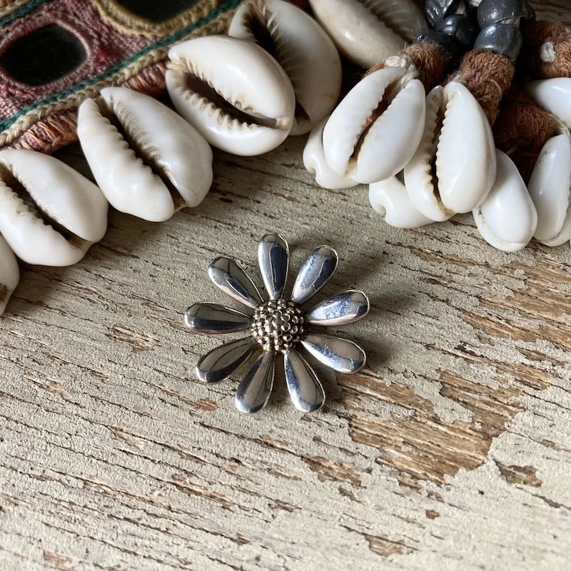 sterling silver daisy pendant 1.jpeg