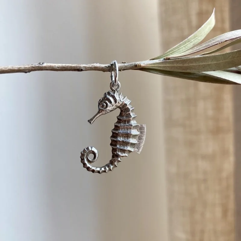 vintage sterling silver seahorse pendant 4.jpeg