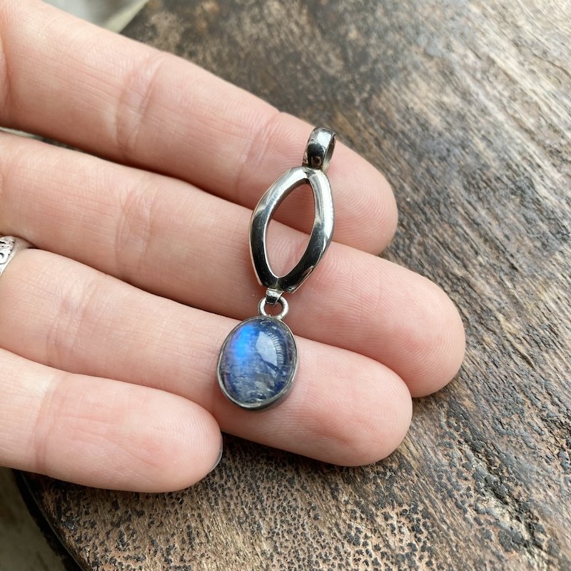 Lovely Vintage Sterling Silver Rainbow Moonstone Pendant