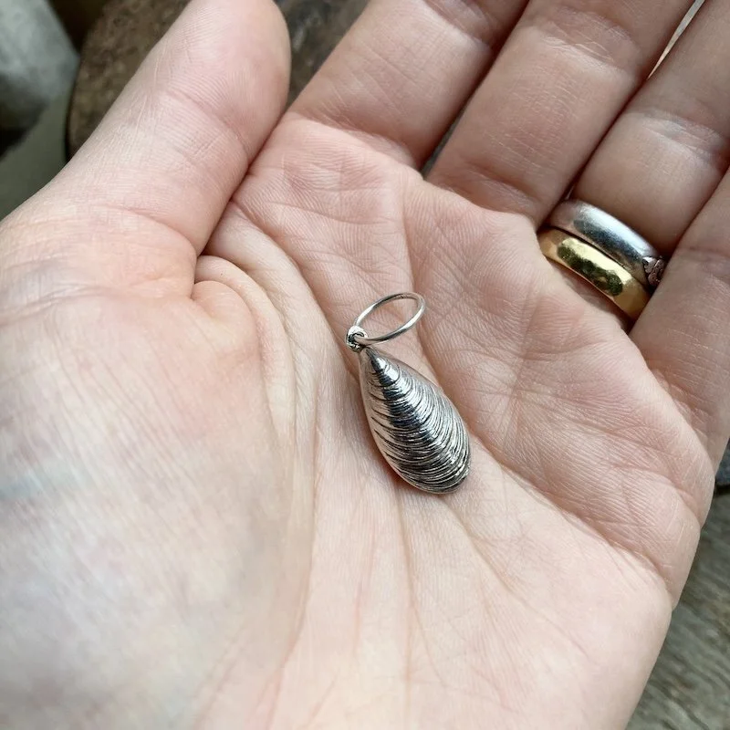 vintage sterling silver mussel shell pendant 3.jpeg