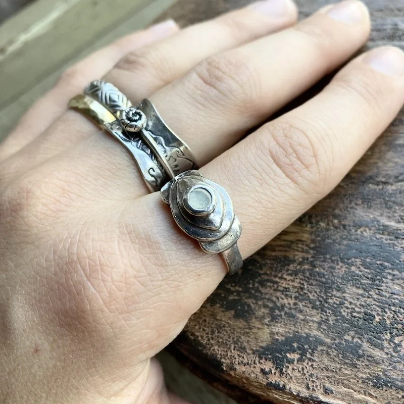 vintage solid silver ring with mother of pearl 5.jpeg