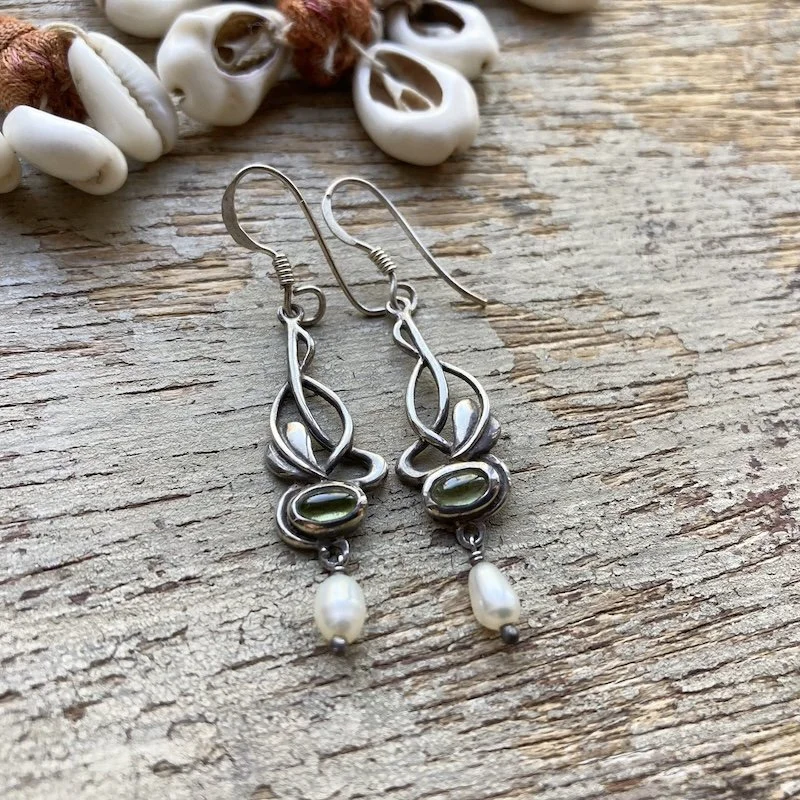 dreamy vintage sterling silver peridot and pearl earrings 2.jpeg