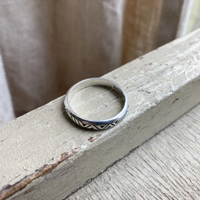 vintage funky patterned band ring 3.jpeg