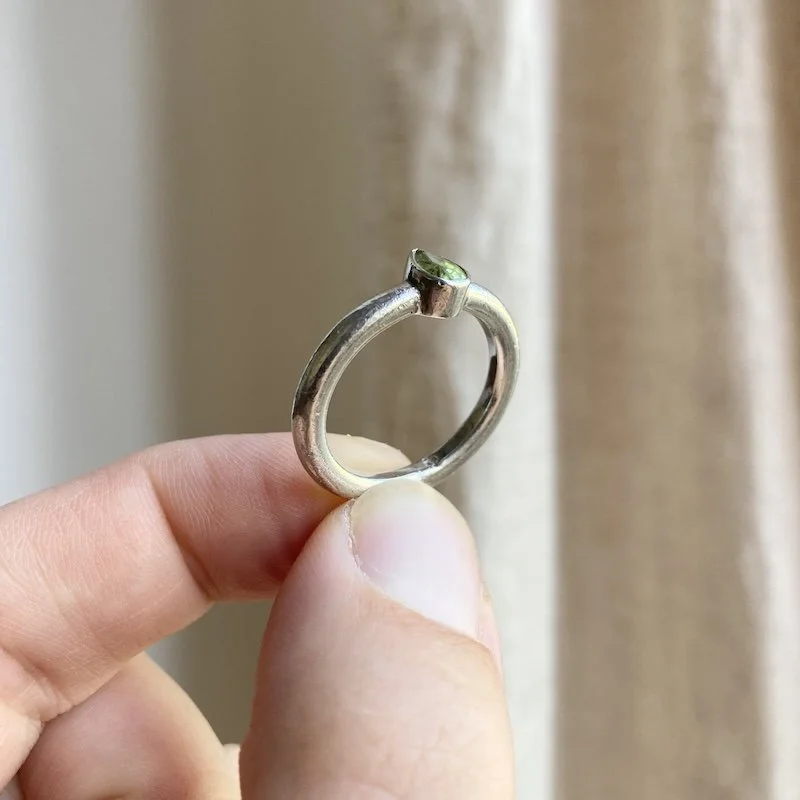 vintage sterling silver peridot ring 2.jpeg
