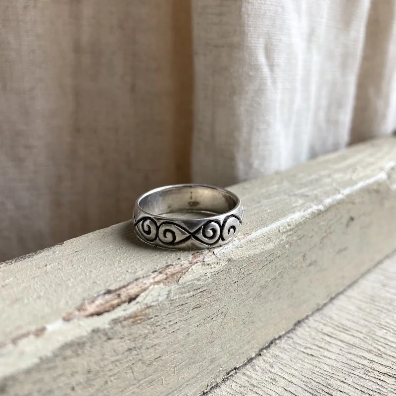 vintage sterling silver swirly patterned ring 1.jpeg