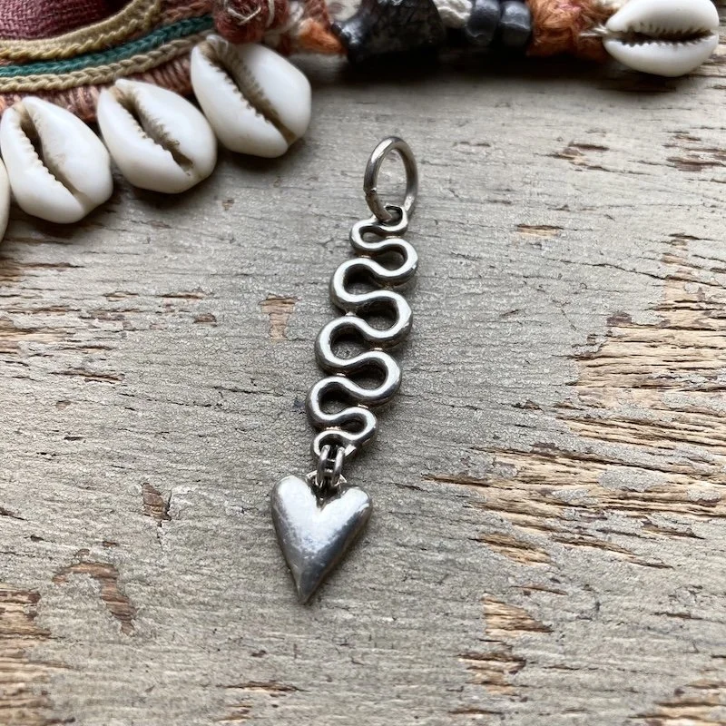 funky vintage sterling silver squiggly heart pendant 1.jpeg
