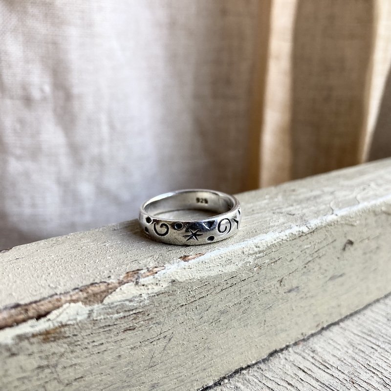 funky sterling silver patterned band ring 1.jpeg