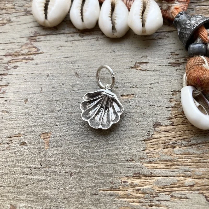 vintage sterling silver scallop shell pendant 2.jpeg