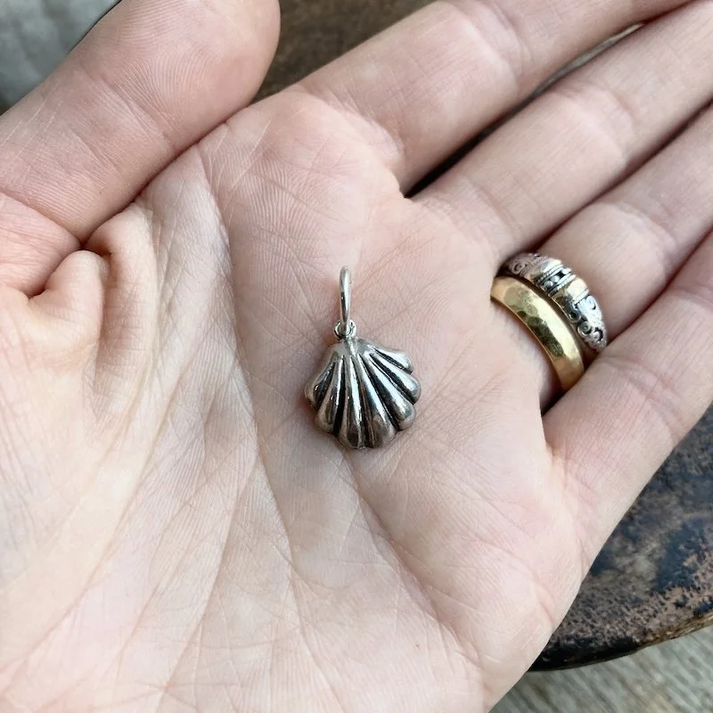 vintage sterling silver scallop shell pendant 3.jpeg