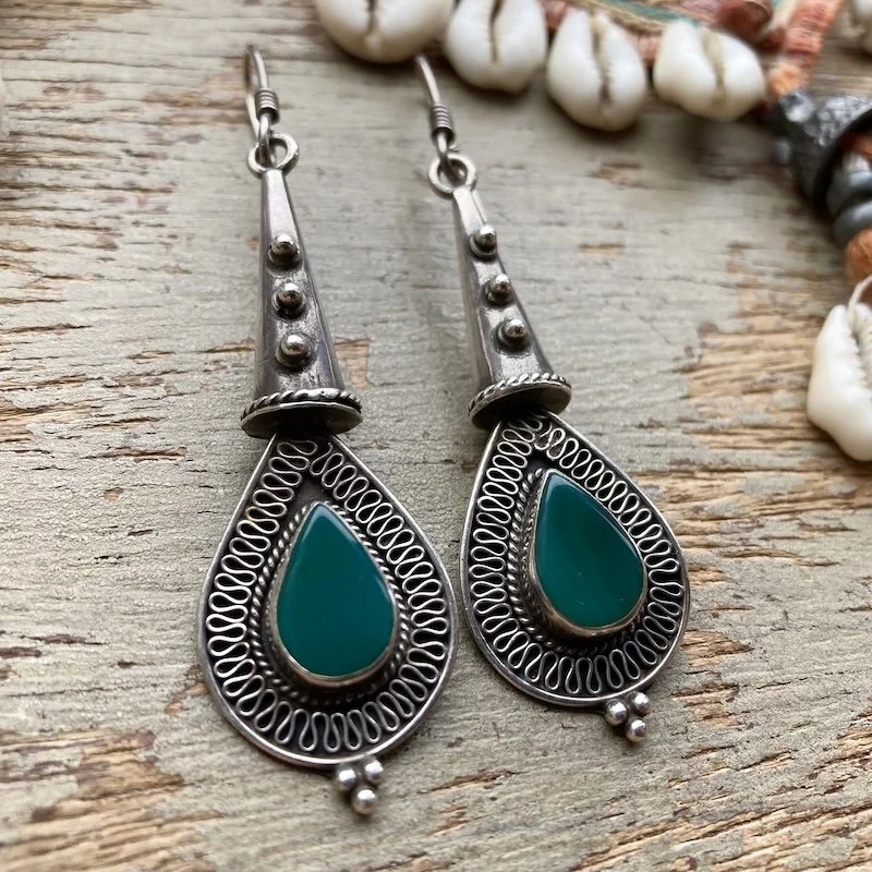 vintage balinese sterling silver and green chalcedony earrings 2.jpeg