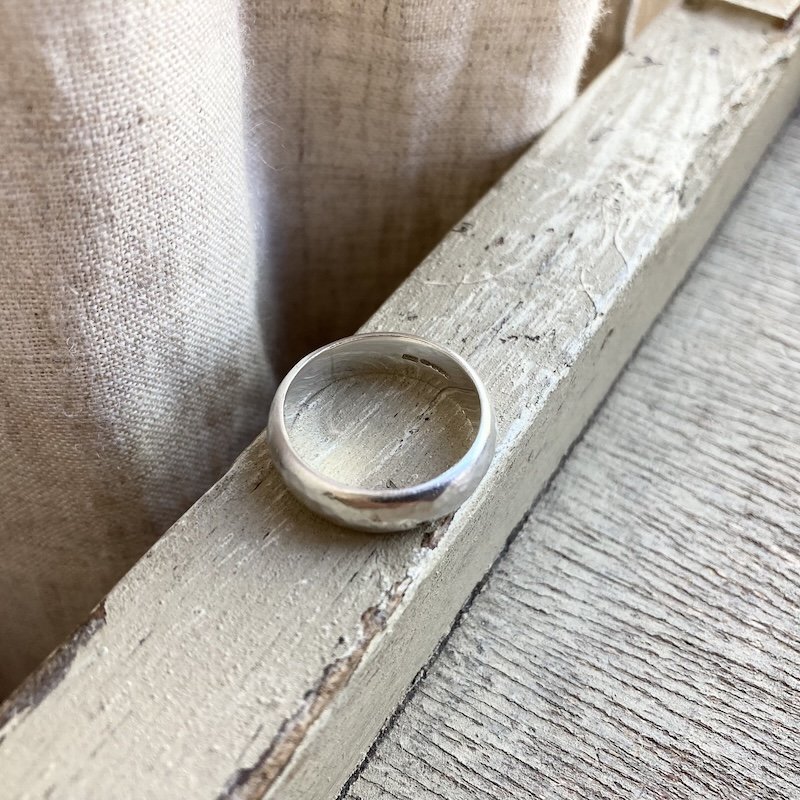 vintage hammered solid silver ring 2.jpeg