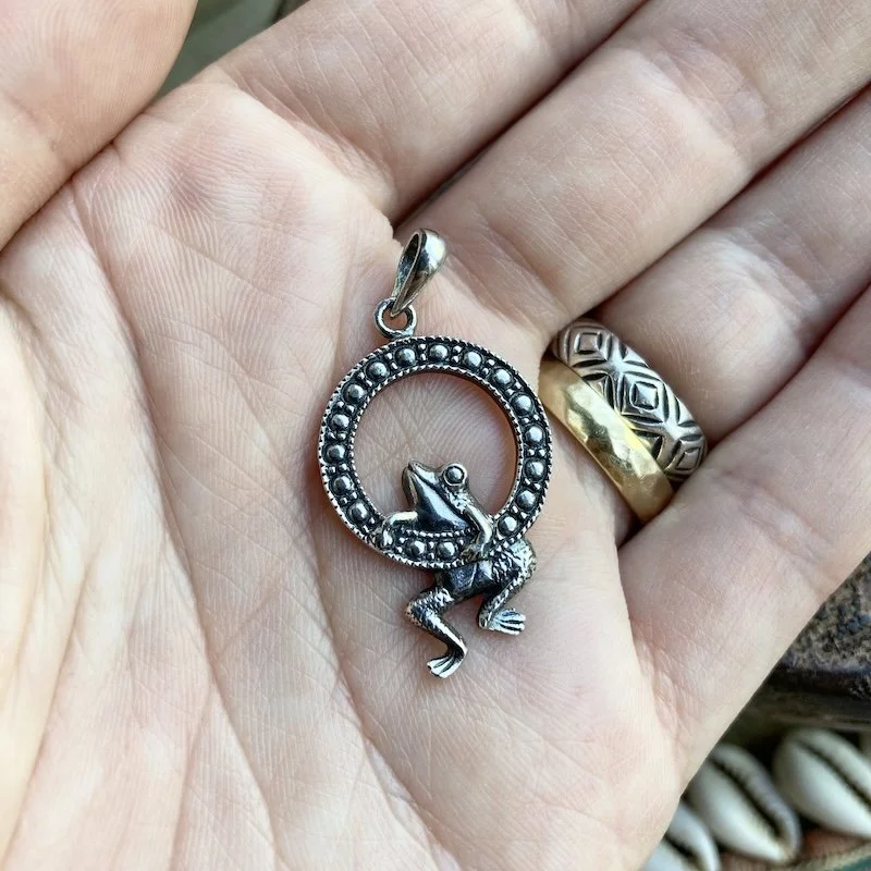 vintage sterling silver frog pendant 3.jpeg