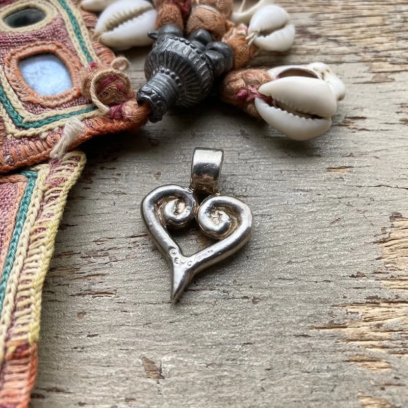 vintage heavy solid silver swirly heart pendant 2.jpeg
