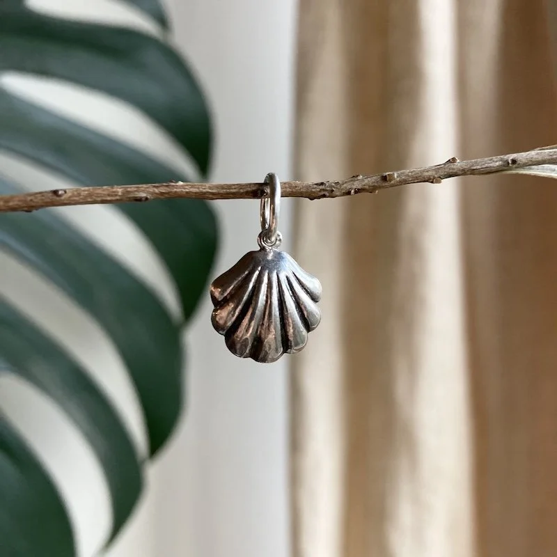 vintage sterling silver scallop shell pendant 4.jpeg