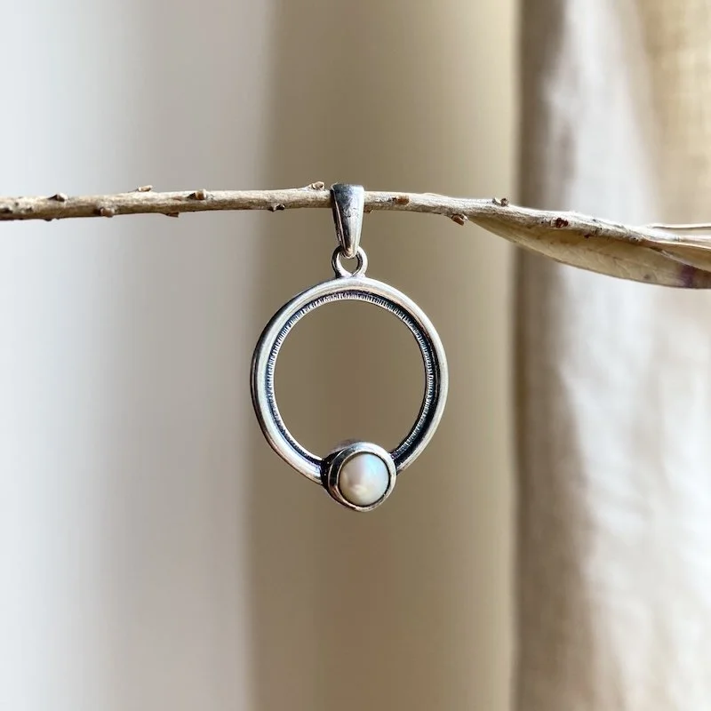 simple sterling silver and pearl pendant 4.jpeg