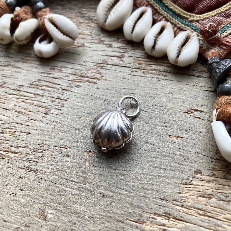 Dreamy Vintage Sterling Silver Clam Pendant