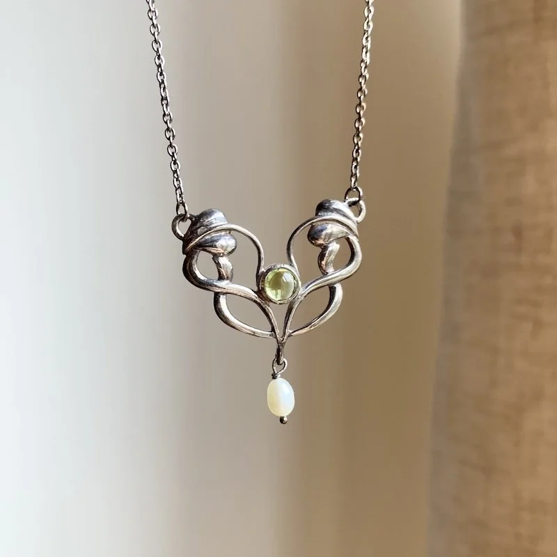 Dreamy Sterling Silver Necklace with Peridot and Pearl