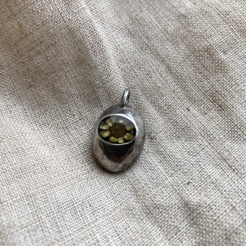 Pretty Vintage Solid Silver Daisy Pendant